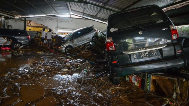 Dinas Kebakaran dan Penanggulangan Bencana (Diskar PB) Kota Bandung melaporkan satu unit mobil terjebak banjir di Jalan Pasteur.