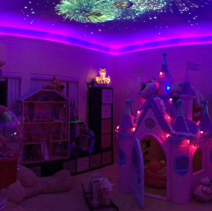 <p>Kamar yang bertema Disneyland ini dihias oleh seorang ayah asal Las Vegas yang kebetulan adalah seorang penata panggung. (Facebook/ Lyle Coram)</p>