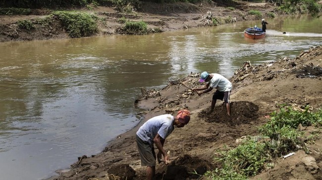 Pemerintah sudah menyusun peta jalan dan menggelontorkan dana untuk penyelamatan Citarum. Namun hingga kini, sungai itu masih menjadi limbah raksasa industri.