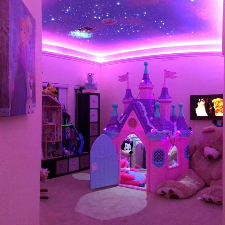 <p>Nuansa kamarnya berwarna pink dan ungu, Bun. (Facebook/ Lyle Coram)</p>