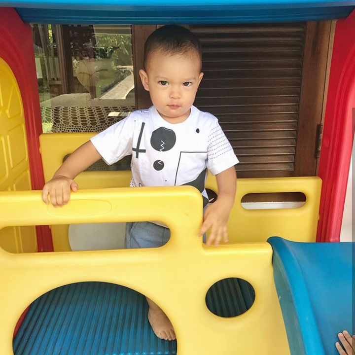 <p>Sebelum main, foto dulu yuk, Nak. Cekrek! (Foto: Instagram @mikailapatritz)</p>