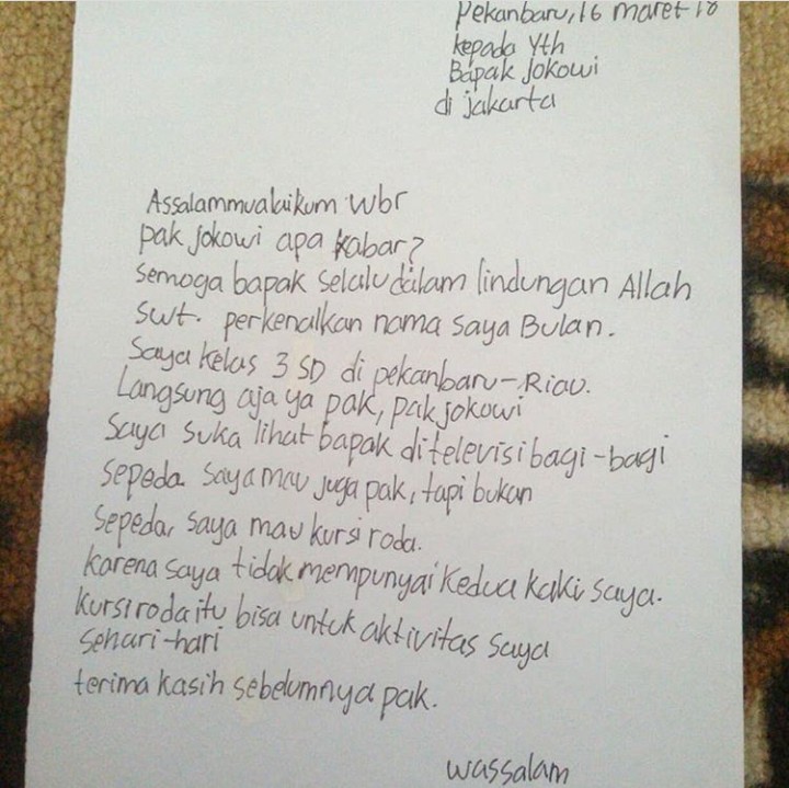Beberapa waktu lalu, Bulan memposting surat yang ditujukan untuk Presiden Jokowi. Isi suratnya, Bulan ingin mendapat kursi roda agar memudahkan pergerakannya. (Foto: Instagram @bulankarn)