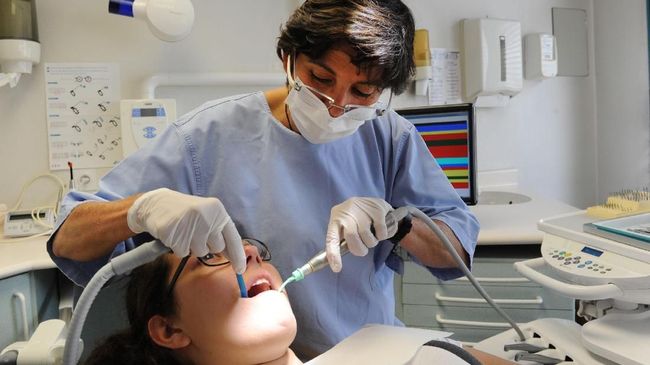 Scaling gigi ditanggung BPJS Kesehatan sekali dalam setahun, tetapi perawatan ini hanya dapat dilakukan berdasarkan indikasi medis dari dokter.