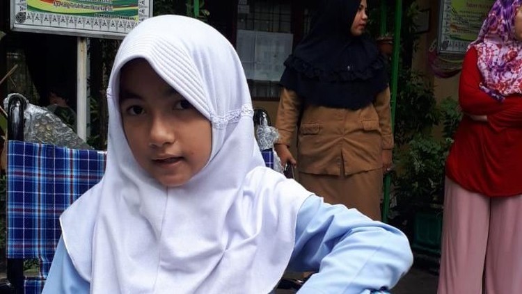 Gadis Cilik Tanpa  Kaki  Ini Berharap Dapat Kursi  Roda dari 