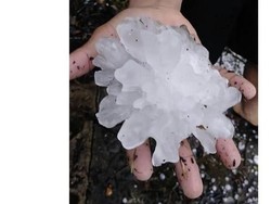 Badan Hujan Es Lukai Ratusan Orang di Brasil