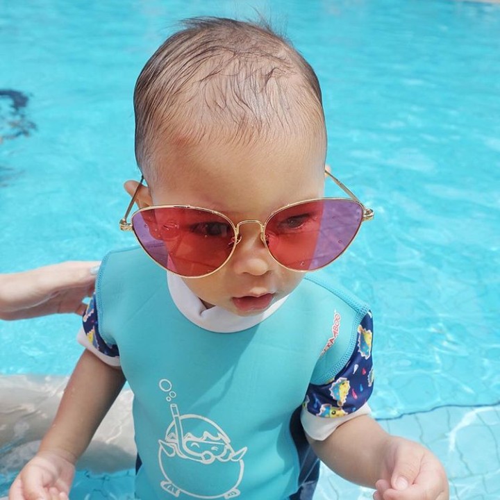 <p>Siang-siang gini, enaknya memang berenang ya, Nak. Segar! (Foto: Instagram @mikailapatritz)</p>