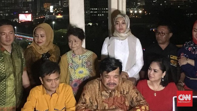 PTUN memerintahkan Menteri Hukum dan HAM menunda pelaksanaan Surat Keputusan Kepengurasan Hanura di bawah kubu Oesman Sapta Odan dan Herry Lontung Siregar.