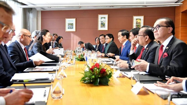 Dubes RI Tantowi Yahya mengklarifikasi pendapat kolumnis Selandia Baru yang menyebut Presiden Jokowi tak menghormati tuan rumah karena tidak jumpa pers.