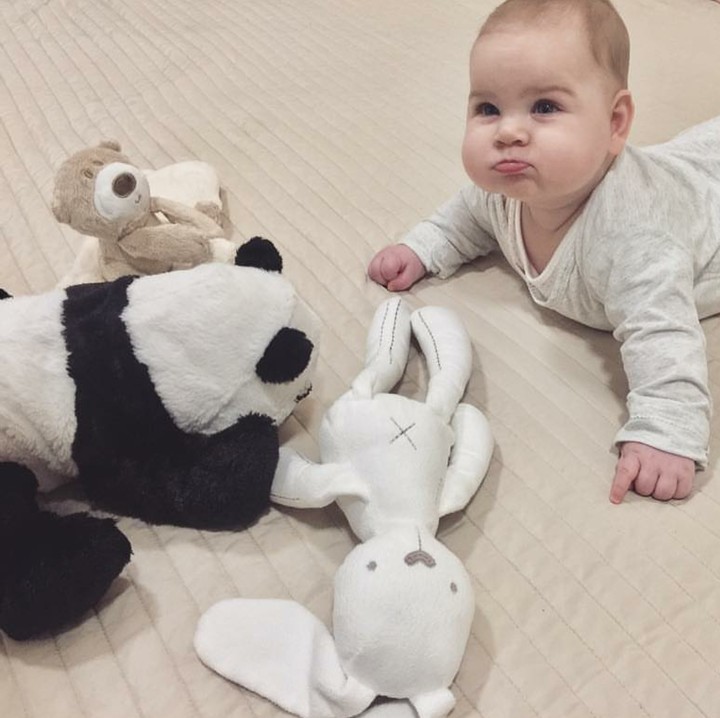 <p>Aiska sedang kumpul bareng teman-teman bonekanya nih. Hi-hi. (Foto: Instagram/aiska.kabbani)</p>