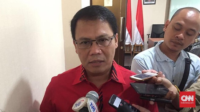 PDIP akan memberi sanksi jika ada kadernya yang membelot ke kubu Prabowo Subianto-Sandiaga Uno di Pilpres 2019, seperti yang dilakukan sejumlah kader Golkar.