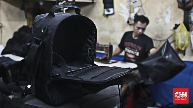 Usaha Kecil Menengah (UKM) pengrajin tas, memiliki omzet puluhan juta per bulannya. Omzet yang didapatkan dari pemesanan partai besar minimal seribu picis. Ketentuan yang akan diubah antara lain terkait tarif, batas pengenaan pajak (threshold), hingga mekanisme pemungutan pajaknya. CNN Indonesia/Andry Novelino