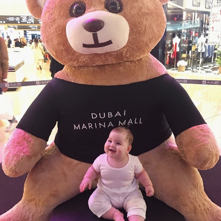 <p>Aiska girang banget ketemu boneka besar. (Foto: Instagram/aiska.kabbani)</p>