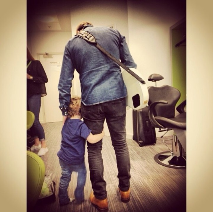 <p>My number one fan. Begitu tulis Kian dalam caption foto di Instagram-nya. Sungguh pemandangan yang indah, ketika si kecil 'mengekor' ayahnya. (Foto: Instagram @kianegan)</p>
