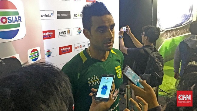 Bek Persebaya Surabaya asal Brasil, Otavio Dutra, menangis setelah mendapatkan rekomendasi menjadi WNI dari Komisi X Dewan Perwakilan Rakyat RI.