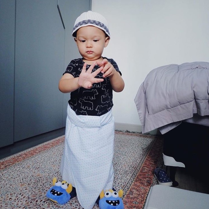 <p>Wah, Arupalaka sedang menghitung apa ya. (Foto: Instagram @mikailapatritz)</p>
