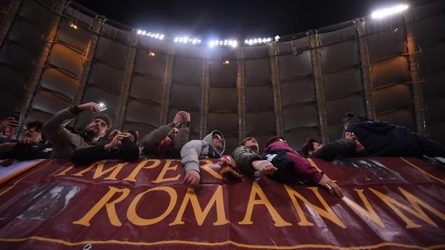 Fans Roma mendesak Presiden Barcelona Josep Maria Bartomeu menurunkan harga tiket pertandingan perempat final Liga Champions.