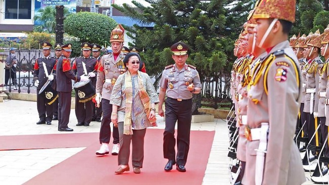 Megawati yang datang sebagai Ketua Dewan Pengarah BPIP juga disambut langsung oleh Kapolri Jenderal Tito Karnavian lengkap dengan defile dan marching band.