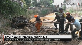 Evakuasi Mobil Hanyut Akibat Banjir Bandang Cicaheum