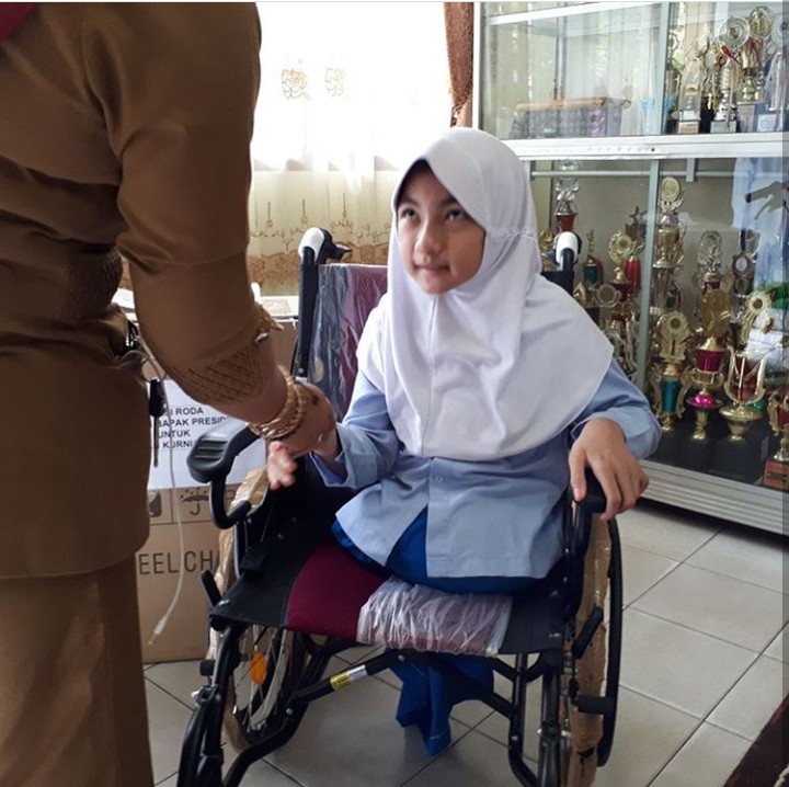 Semoga kursi roda yang bapak berikan bisa menjadi tanggung jawab Bulan untuk menjadi lebih baik lagi, kata Bulan dalam salah satu postingan di Instagram-nya. (Foto: Instagram @bulankarn