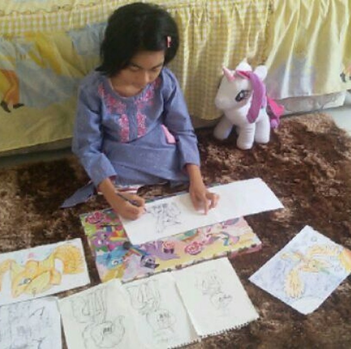 Meski sedih karena nggak pun ya kaki, Bulan berusaha tetap positif, misalnya dengan menggambar. Ya, setelah belajar, dia selalu meluangkan waktu dengan menggambar My Little Pony, karakter kesukaannya.(Foto: Instagram @bulankarn)