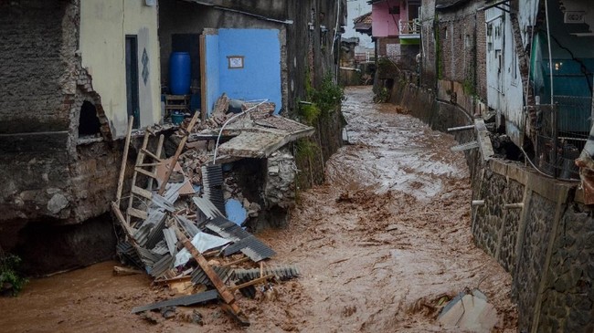 Tanpa diawali hujan di wilayahnya, sejumlah warga panik saat banjir bandang dengan ketinggian sekitar dua meter menghantam Desa Dungaliyo, Kabupaten Gorontalo.