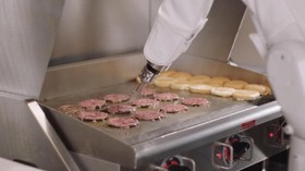 Robot Pembalik Burger 'Dipecat' di Hari Pertama Bekerja