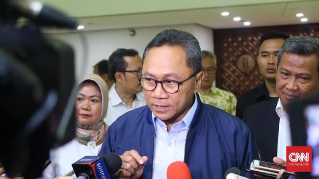 Ketua PAN Zulkifli Hasan mengatakan pertemuan dengan SBY malam ini salah satunya akan membahas soal kemungkinan koalisi dan cawapres.