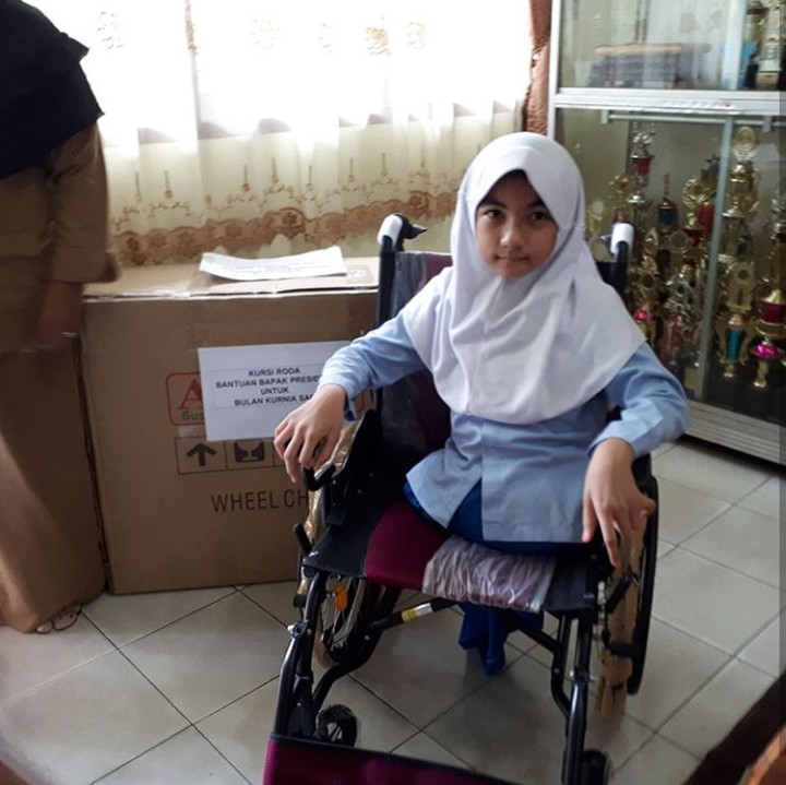 Ini adalah Bulan. Bocah kelas 3 SD asal Pekanbaru, Riau, yang tidak punya sepasang kaki. (Foto: Instagram @bulankarn)