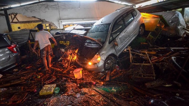Pemerintah Kota Bandung menyatakan status tanggap darurat ditetapkan pascabanjirbandang di kawasan Jatihandap yang memacetkan Cicaheum kemarin.