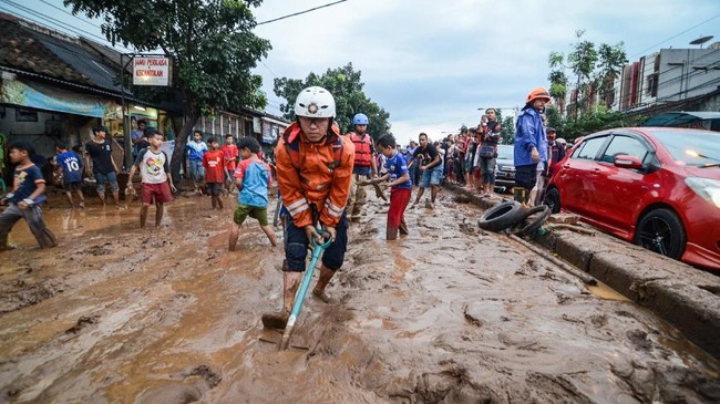 Alih fungsi lahan di kawasan Bandung utara diduga sebagai penyebab utama banjir bandang di kawasan Jatihandap, Bandung.