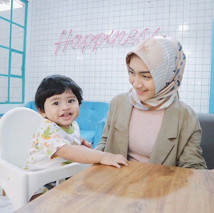 <p>"Dan dari bayi kecil inilah aku belajar untuk 'benar-benar menikmati hari ini, detik ini, tanpa harus memikirkan masa lalu atau mengkhawatirkan masa depan,'" tutur Melody dalam caption-nya. (Foto: Instagram @melodyprima)</p>