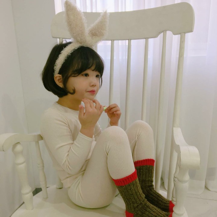 <p>Pakai bando kelinci bikin kamu makin imut deh, Nak. (Foto: ha__byeol)</p>