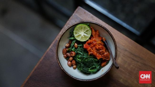 Membuat sambal plecing khas Lombok, Nusa Tenggara Barat sendiri tidaklah sulit, berikut resep istimewa membuat sambal plecing ini.