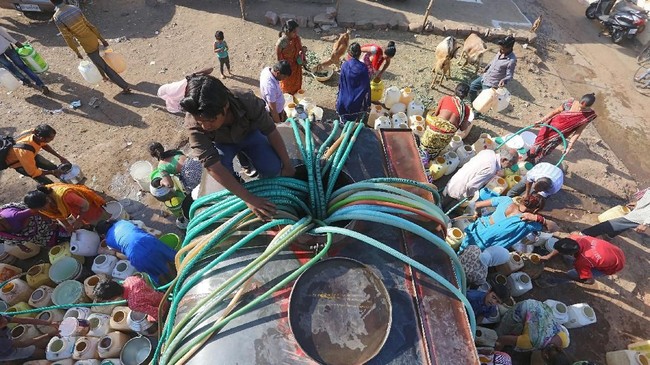 Lembaga penelitian kebijakan India, NITI Aayog melansir 600 juta penduduk kekurangan air bersih. Diperkirakan 21 kota di India kehabisan air pada 2020 nanti.