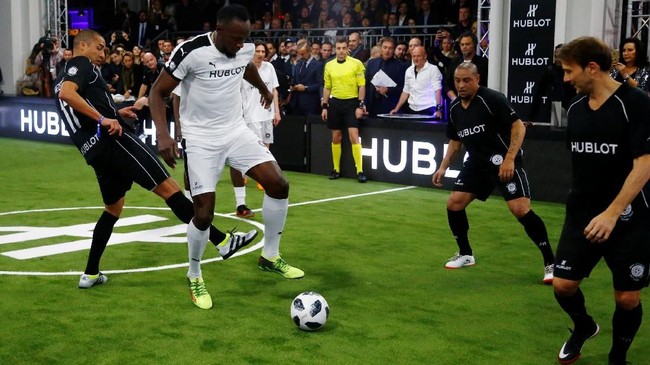 Pemain Borussia Dortmund Michy Batshuayi berkelakar setelah melihat video latihan Usain Bolt bersama klub Die Borussen.