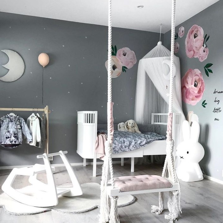 <p>Ini juga pakai warna abu-abu nih, Bun. Lucu banget ada ayunannya! (Foto: Instagram @stine.moi)</p>