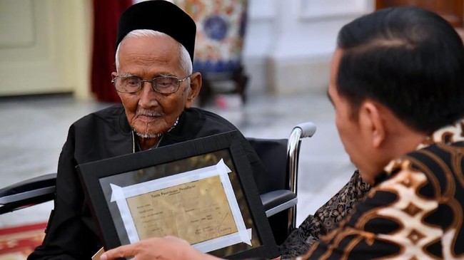 Saat bertemu Jokowi, Nyak Sandang sudah menyampaikan tiga permintaan, satu di antaranya ingin menunaikan ibadah haji.
