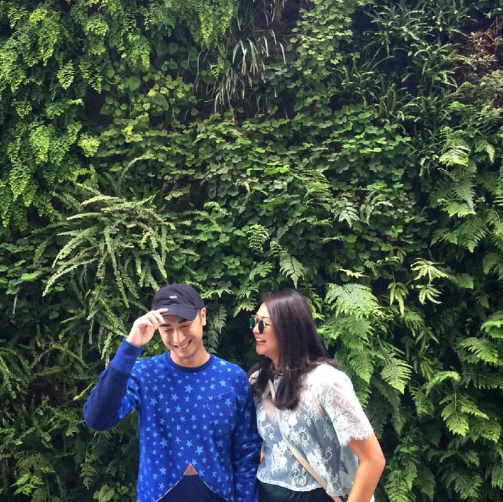 <p>Foto-foto keren seperti ini akan jadi kenangan indah di masa tua nanti. (Foto: Instagram/kenesandari)  </p>