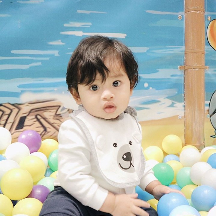 <p>Cekrek! Eh tiba-tiba difoto saat asyik main di kolam bola. (Foto: Instagram @melodyprima)</p>
