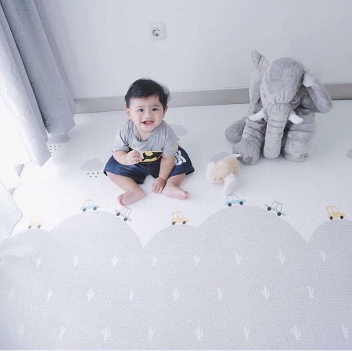 <p>Aih lucunya Ibrahim pose bareng boneka gajah. Dalam beberapa postingan ibunya di Instagram, Ibrahim memang sering banget ketawa. Kayaknya dia anak yang murah senyum dan ketawa ya, Bun. (Foto: Instagram @melodyprima)</p>