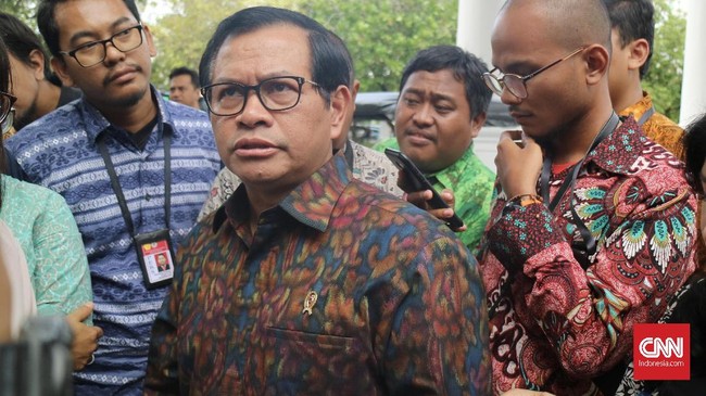 Sekretaris Kabinet Pramnono Anung menyebut tudingan keterlibatan istana dalam penghilangan foto Amien Rais bersama Rizieq seperti tuduhan pada angin lalu.