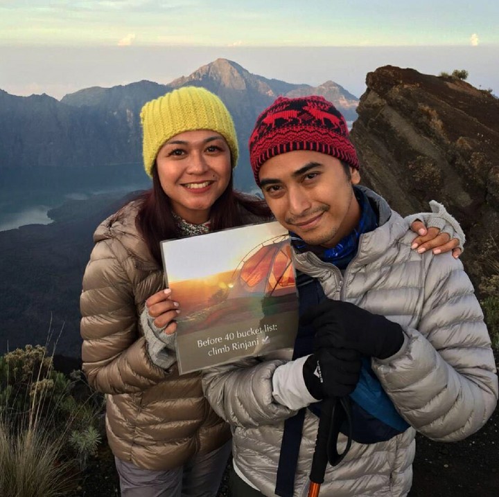 <p>Mendaki gunung pun dilakukan berdua. (Foto: Instagram/kenesandari)  </p>