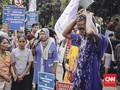 Massa Aksi Mandi di Balai Kota Peringati Hari Air Sedunia