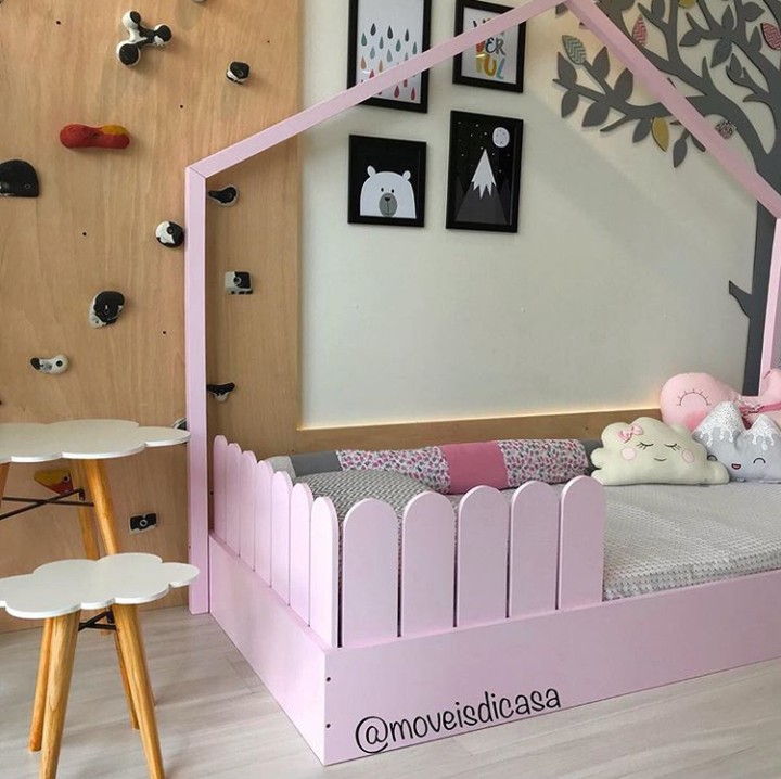 <p>Tempat tidurnya dibuat seperti rumah berpagar pink pastel. Lucunya. Cocok buat putri kecil yang baru lahir. (Foto: Instagram @moveisdicasa)</p>