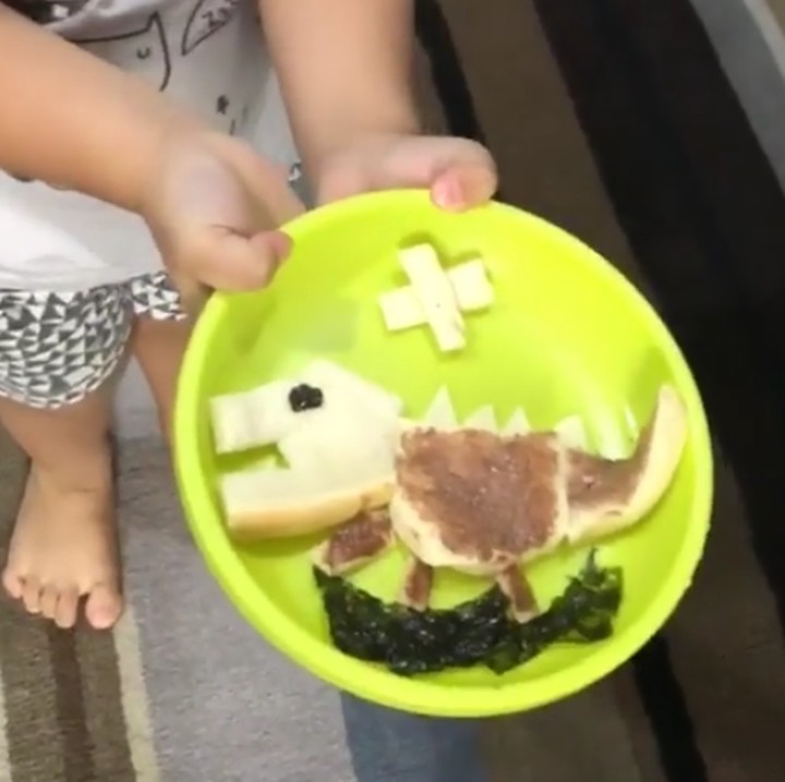 <p>Untuk putra semata wayangnya, Bunda Nissya membuat roti oleh cokelat berbentuk dinosaurus. Roaaar! (Foto: Instagram @nissyaa)</p>
