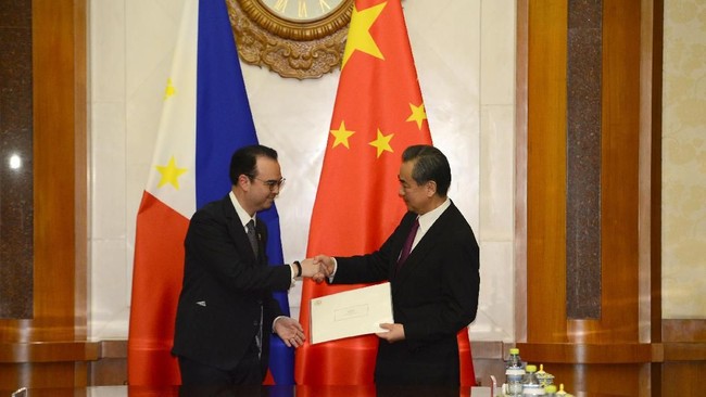 China dan Filipina membahas kemungkinan menggelar eksplorasi minyak dan gas di Laut China Selatan, meredam ketegangan akibat sengketa lahan di perairan itu.