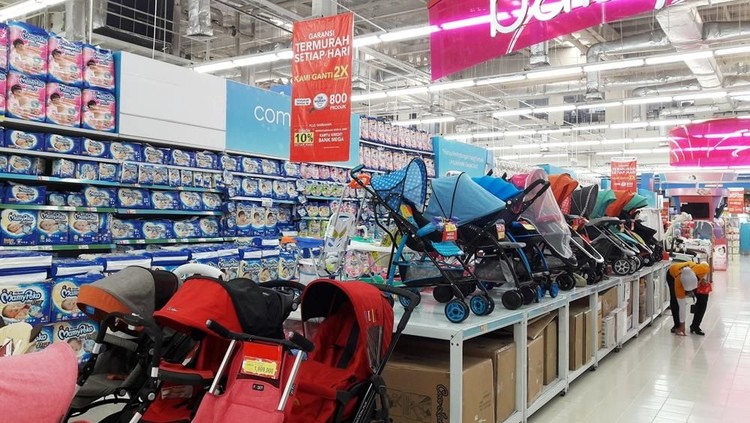 Pada tengah pekan ini, Transmart dan Carrefour menawarkan berbagai perlengkapan bayi.