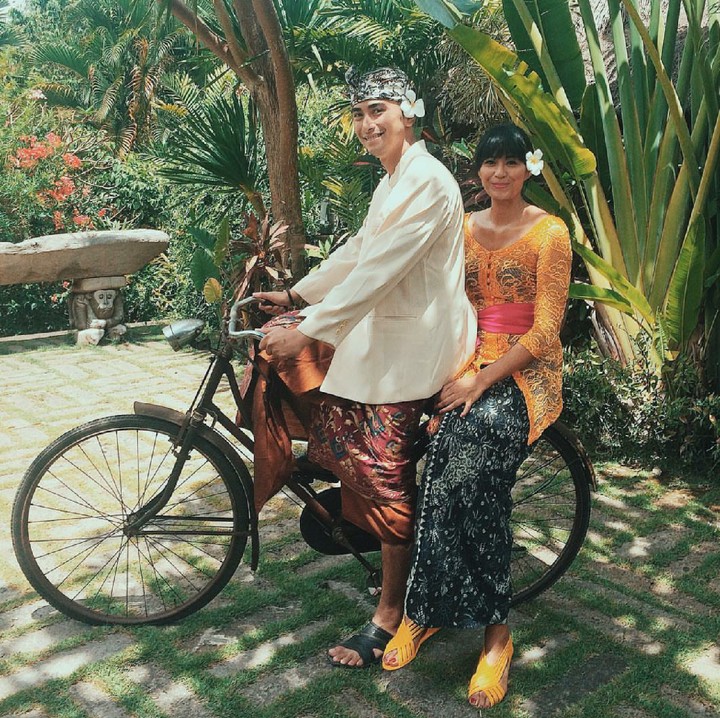 <p>Membonceng istri dengan sepeda tua begini, amboi mesranya. (Foto: Instagram/kenesandari)  </p>