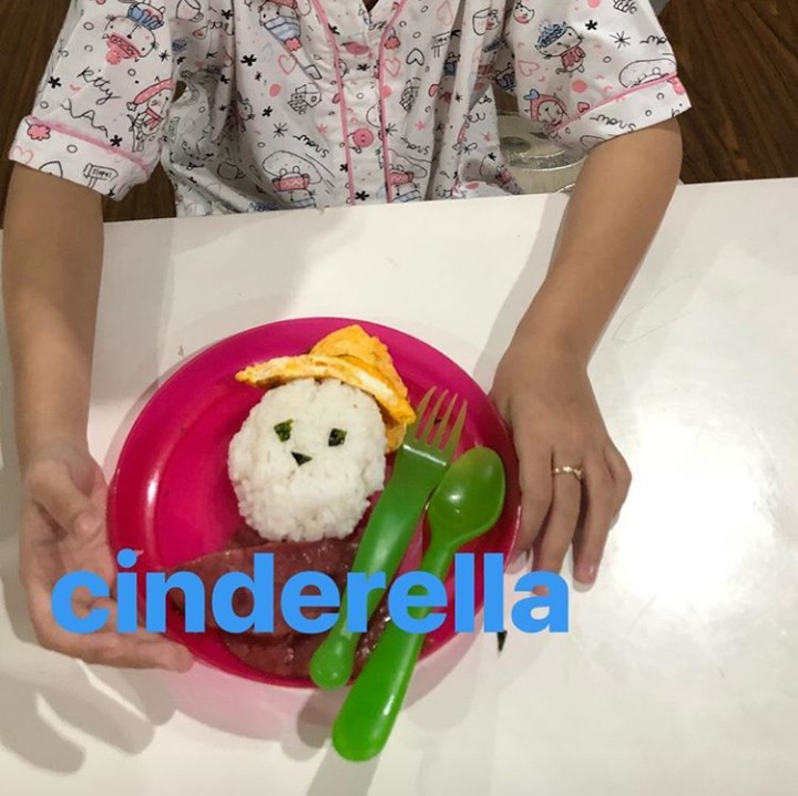 <p>Kalau ini nasi, telur, dan dagingnya dibentuk sedemikian rupa sehingga menyerupai karakter Cinderella. (Foto: Instagram @nissyaa)</p>