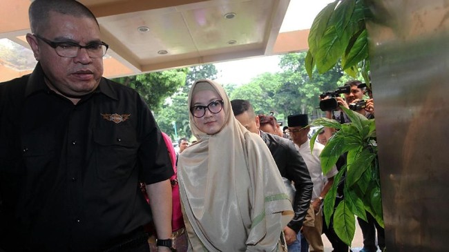 Dirkrimsus Polda Metro Jaya menetapkan Lyra Virna sebagai tersangka pencemaran nama baik biro perjalanan haji dan umrah usai memposting keluhannya di instagram.
